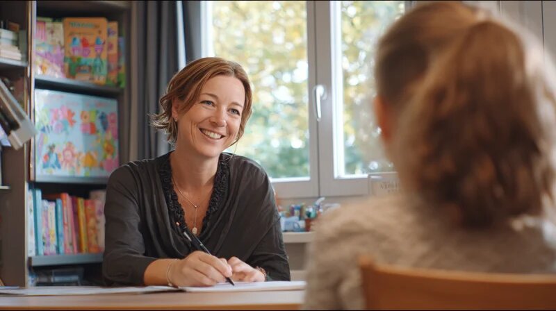Beratungsgespräch in einer Fachberatungsstelle für Kindertagespflege (KI-generiert)